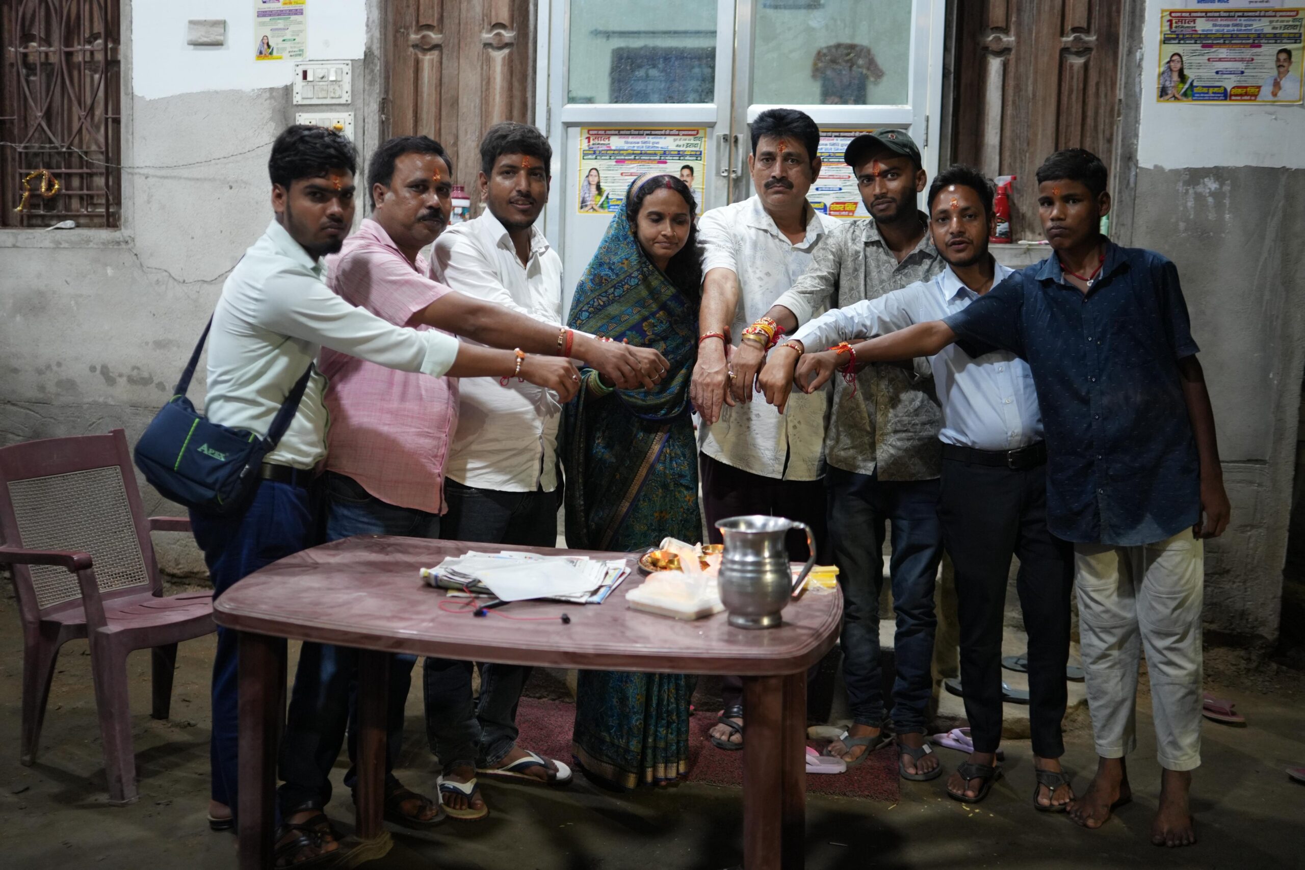 विधायक श्री शंकर सिंह जी की धर्मपत्नी सह जिला परिषद प्रतिमा सिंह ने परंपरा और प्यार के साथ सभी भाईयों को राखी बांधी